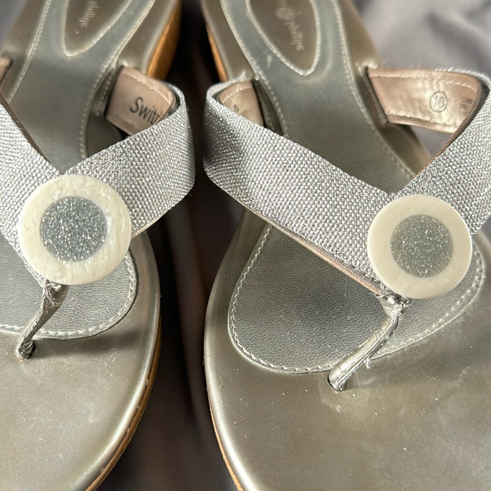 LINDSAY PHILLIPS THONG SANDAL FLIP FLOP HEELS IN SILVER - Picture 2 of 5